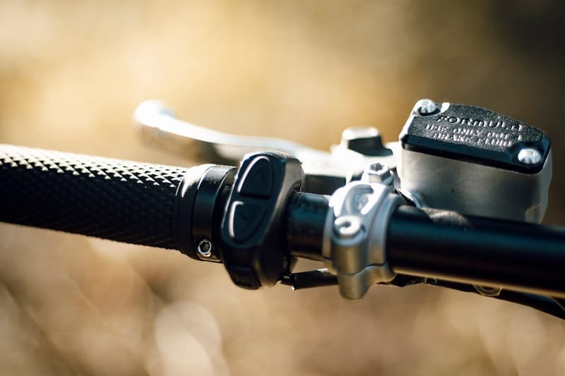 دوچرخه برقی بسیار پرقدرتی که سرعتی در حد بزرگراه دارد 3 دوچرخه برقی فوقالعاده پرقدرتی که امکان رکابزدن با سرعت بزرگراه را فراهم میکند.