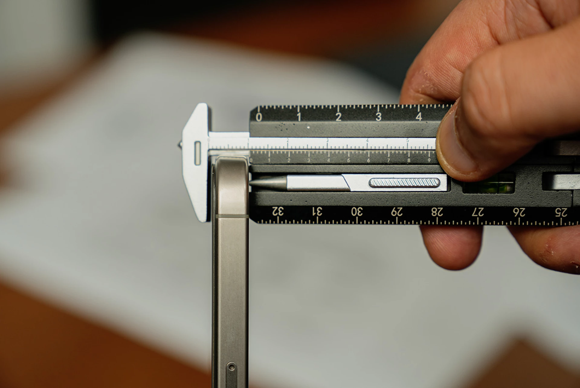 خط کش چند کاره Omni-R ابزاری کاربردی برای مهندسان و معماران 2 نسخه آلومینیومی و نسخه اسپیسگری خط کش همه کاره