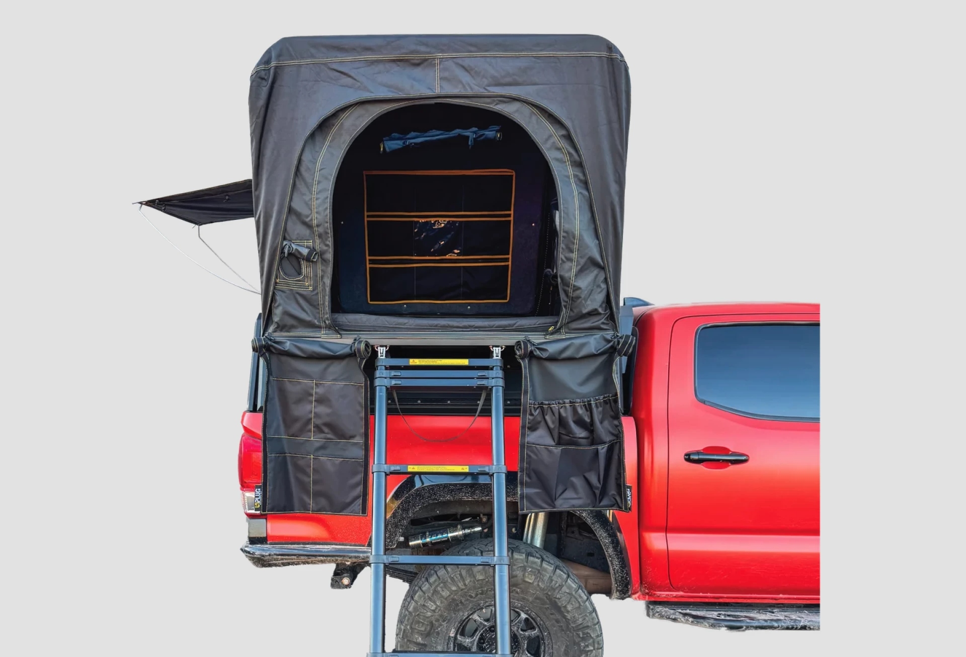 Trailster کمپر وانت | سقف کمپر سبک و کم ارتفاع 3 تصویر کمپر Trailster نصبشده روی وانت در طبیعت