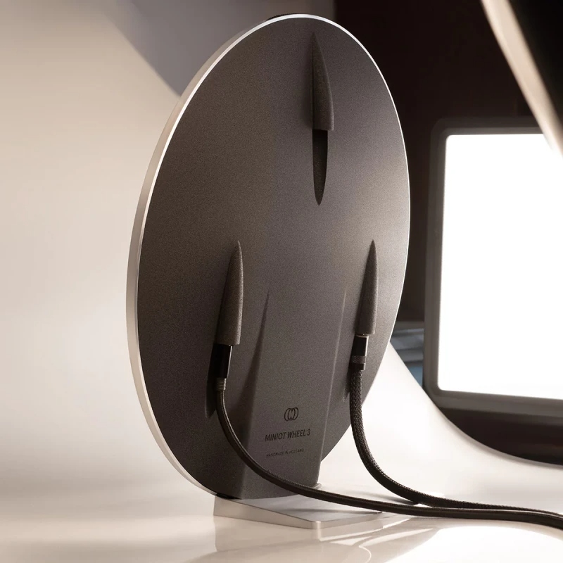 Miniot Wheel 3 | معرفی گرامافون عمودی مدرن با بازوی نوری 3 نمای نزدیک از گرامافون عمودی Miniot Wheel 3 با طراحی مینیمال
