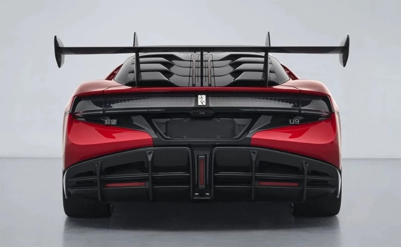 ابرخودرو با ۳۰۰۰ اسب بخار برد سریع و طراحی مسابقهای 2 اسکوتر برقی Navee ST3 Pro در حال حرکت در خیابان شهری