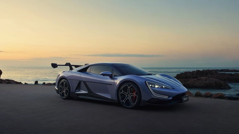 ابرخودرو با ۳۰۰۰ اسب بخار برد سریع و طراحی مسابقهای 3 نمای نزدیک از سیستم تعلیق و چرخهای Navee ST3 Pro