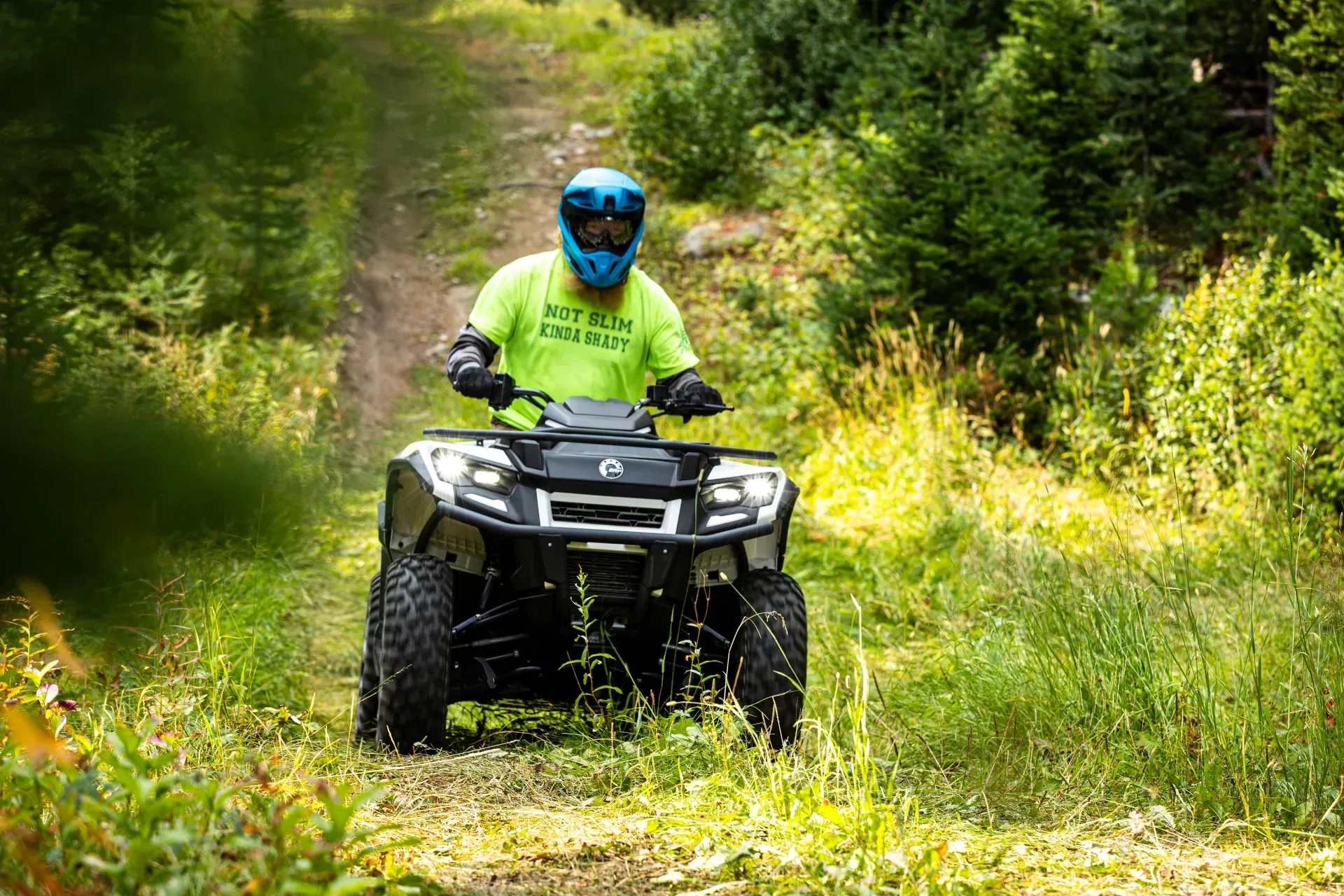 بررسی تخصصی ATV برقی Can-Am Outlander 2026 2 طراحی مدرن و چراغهای LED در ATV برقی Can-Am Outlander