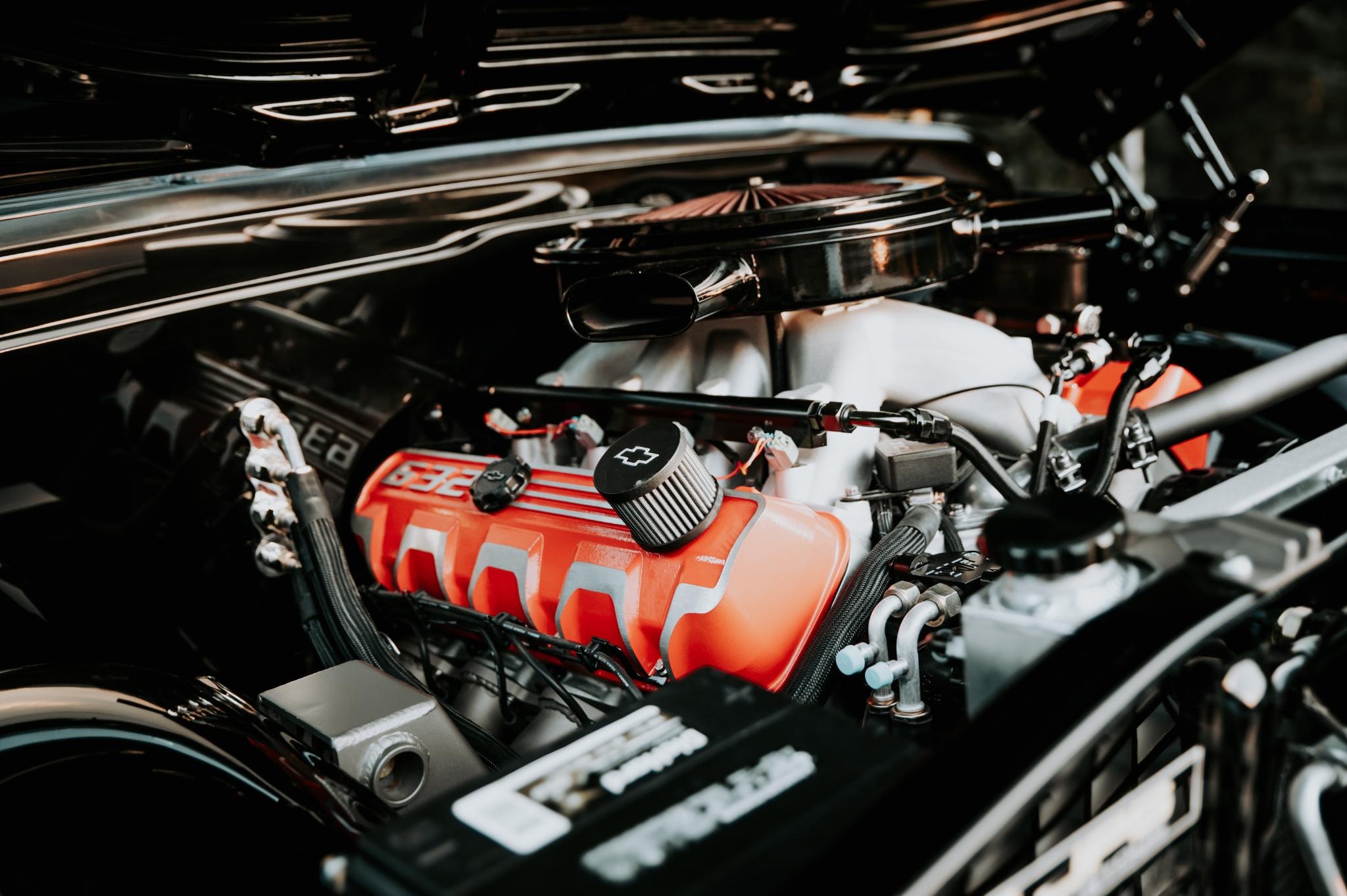 بازگشت کامیون شورولت C20 با موتور 10.4 لیتری 3 نمای نزدیک از موتور V8 عظیم 10.4 لیتری مرلین در داخل محفظه موتور باز کامیون شورولت C20.