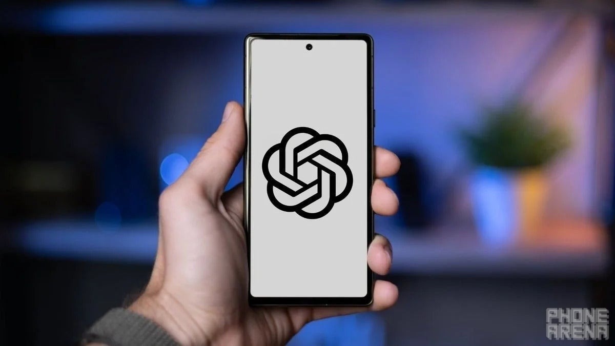 حالت صوتی ChatGPT در چتهای عادی در دسترس قرار گرفت 2 نمای نزدیک از اپلیکیشن ChatGPT روی یک گوشی هوشمند که آیکون بلندگوی جدید برای فعال کردن حالت صوتی ChatGPT را نشان میدهد.