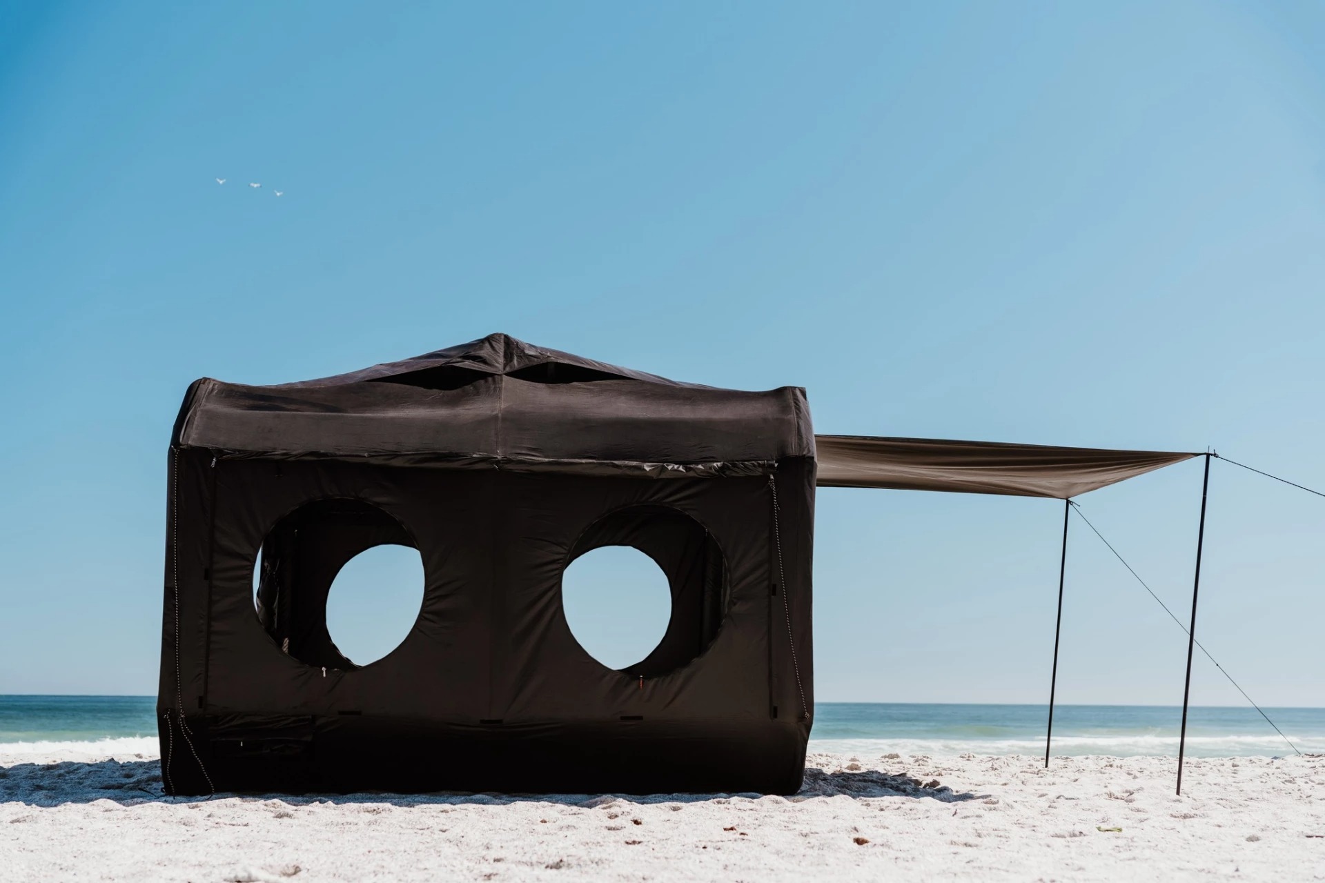 انقلاب در کمپینگ با چادر بادی ماژولار AlphaGo Cube، که در 3 دقیقه نصب می شود! 2 طراحی مکعبی AlphaGo Cube که استحکام و پایداری فریم بادی آن را نشان میدهد.