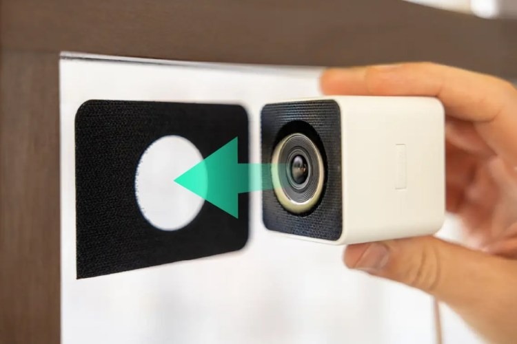 دوربین امنیتی وایز | معرفی Wyze Cam v3 با قابلیت پنجرهای 2 پایه نصب پنجرهای Wyze Cam v3 با طراحی ساده و چسبنده، در کنار یک دوربین Wyze Cam v3.