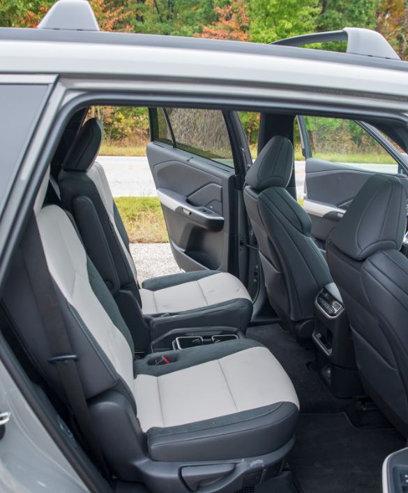 معرفی لکسوس TX 500h مدل ۲۰۲۵ با شاسیبلند لوکس سه ردیفه با تمرکز بر فضای داخلی 3 نمای داخلی لکسوس TX 500h با تمرکز بر فضای جادار ردیف سوم صندلیها و کیفیت مواد کابین.