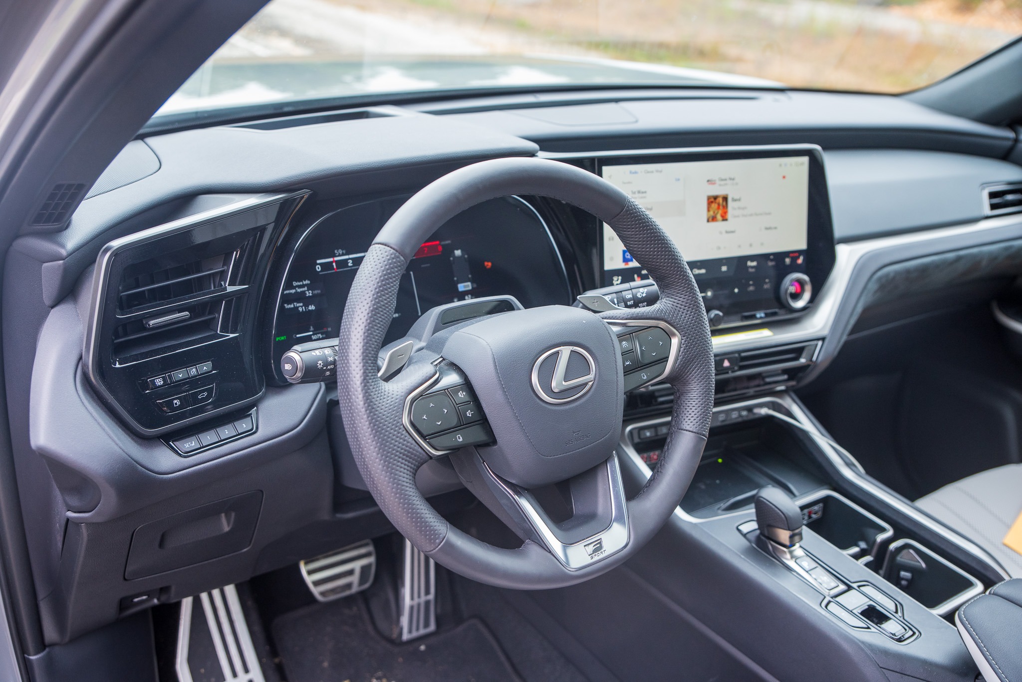 معرفی لکسوس TX 500h مدل ۲۰۲۵ با شاسیبلند لوکس سه ردیفه با تمرکز بر فضای داخلی 2 داشبورد لکسوس TX 500h با صفحه نمایش لمسی ۱۴ اینچی و دکمههای فیزیکی کنترل تهویه.