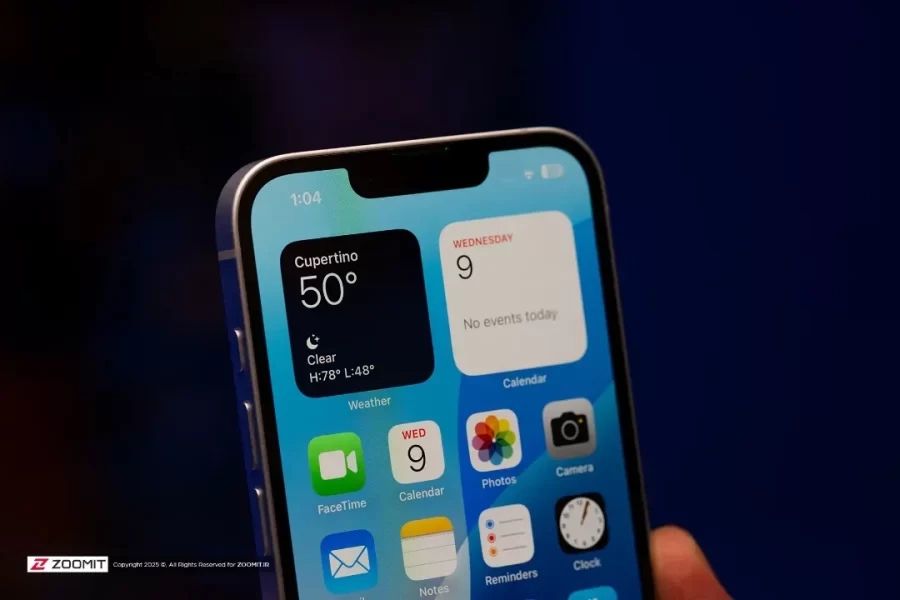 تصویری مفهومی از آیفون ۱۷ با نمایشگر تمام‌صفحه و حاشیه‌های فوق‌باریک، در حال نمایش محتوای رنگارنگ.