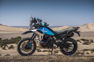 تصویر موتورسیکلت CFMoto 1000MT-X از نمای جانبی به عنوان پرچمدار جدید ماجراجویی این شرکت.