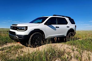 هوندا پاسپورت ۲۰۲۶ تریل اسپورت در حال عبور از مسیرهای ناهموار.