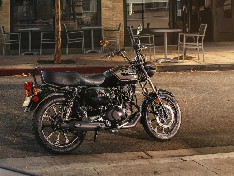 معرفی Kawasaki W175 | ارزانترین موتورسیکلت رترو در آمریکا 2 نمای جانبی کاوازاکی W175 که طراحی رترو شامل باک اشکمانند و اگزوز پیشاتر را نشان میدهد