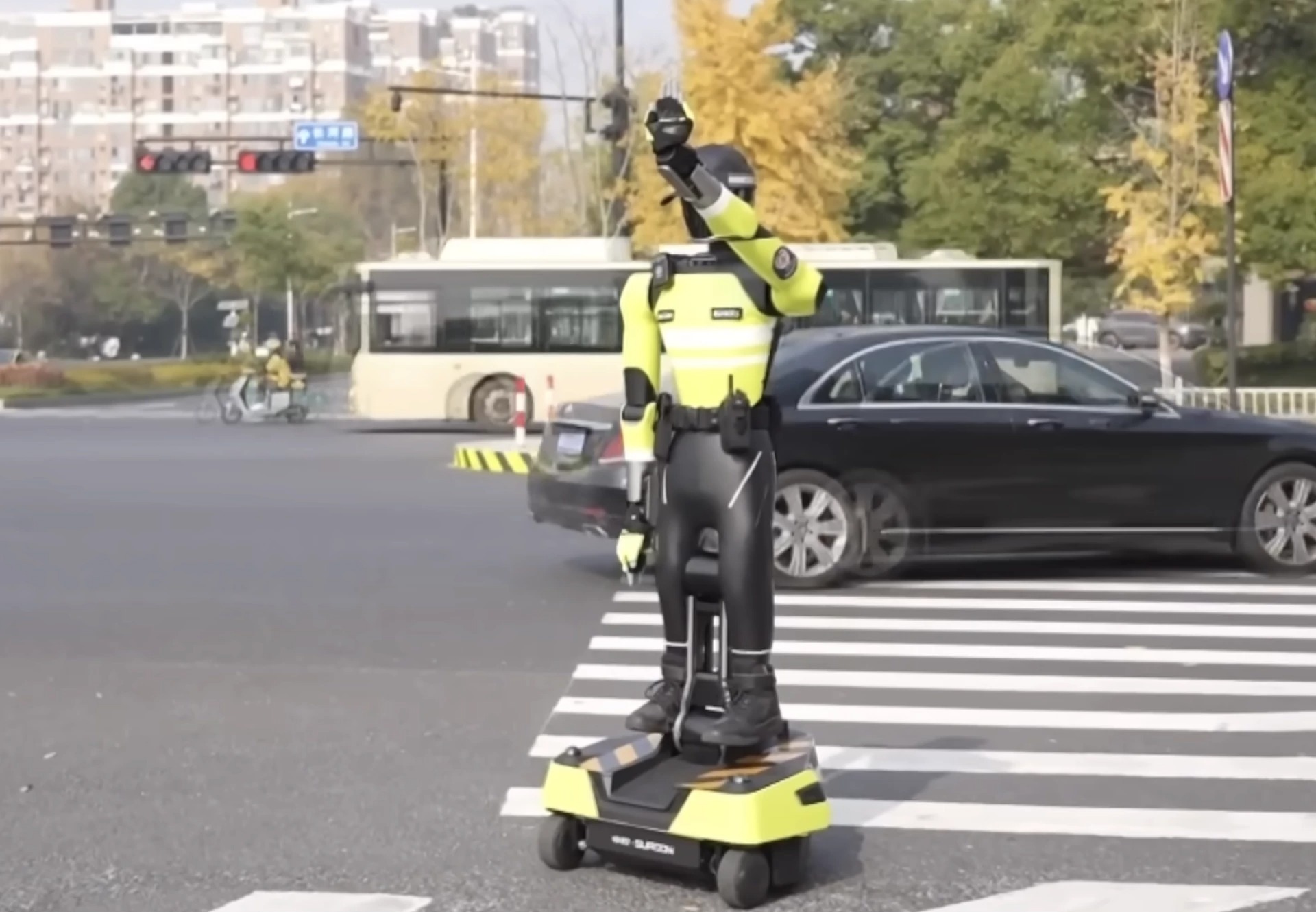 ربات پلیس ترافیک | راهی نوین برای کنترل ترافیک با هوش مصنوعی 2 ربات پلیس ترافیک هنگشینگ شماره ۱ با چرخهای همهجهته متصل به سیستم چراغ راهنمایی