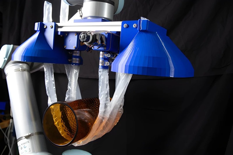 ربات نرم تاکمانند توسطMIT و استنفورد ساخته شد 2 بازوهای نرم و شکلپذیر ربات در حال بلند کردن و جابجا کردن یک گلدان شیشهای ظریف و حساس با نهایت دقت