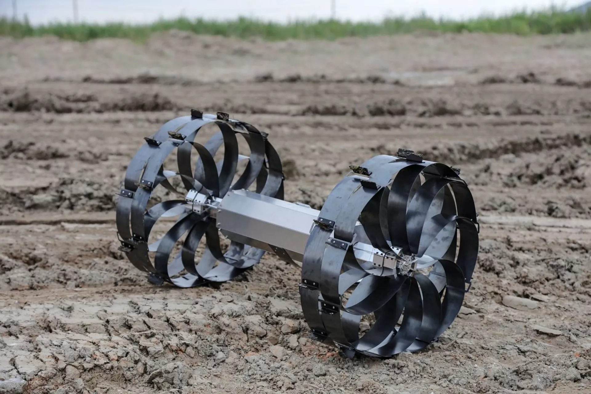 چرخ بدون هوا قابل گسترش | مقاوم در برابرضربه در ماموریتهای فضایی 2 نمای نزدیک چرخ بدون هوا قابل گسترش ساخته شده از نوارهای فولادی ضدزنگ که برای مقاومت در برابر ضربه و زمینهای مختلف طراحی شده است