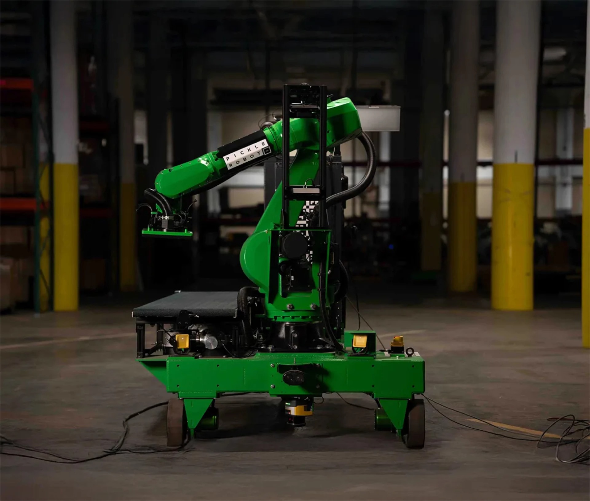 ربات Pickle برای تخلیه کانتینرهای سنگین با مکش پنوماتیک 2 ربات Pickle نیاز به کارگران برای انجام کار تکراری، دشوار تخلیه کانتینرها را از بین میبرد