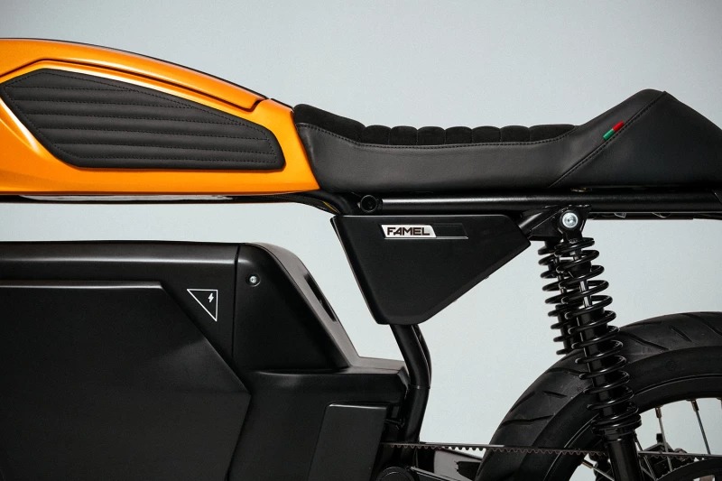 موتورسیکلت برقی Famel E-XF از برند پرتغالی رونمایی شد 2 نمای کنسول و طراحی ساده موتورسیکلت برقی Famel E-XF.