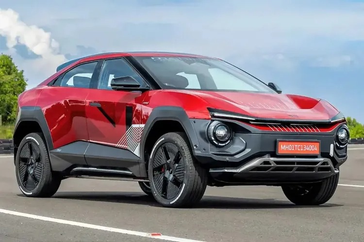 ماهیندرا BE.06 کانسپت جدیدی از شاسیبلند برقی را معرفی کرد 2 تصویری از ماهیندرا BE.06 فرمول E ادیشن در حال حرکت، با تاکید بر خطوط جسورانه و رینگهای بزرگ.